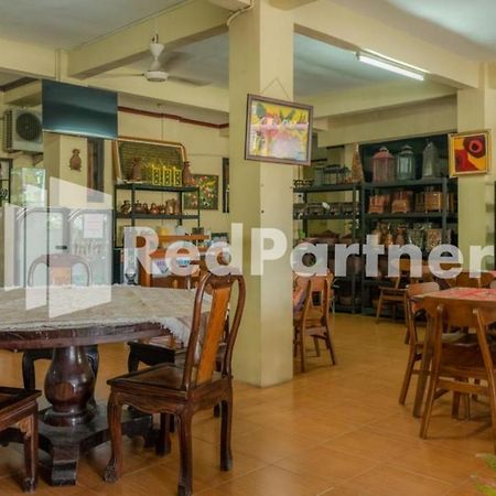 Vandhela Homestay Syariah Mitra Reddoorz Surabaya Esterno foto