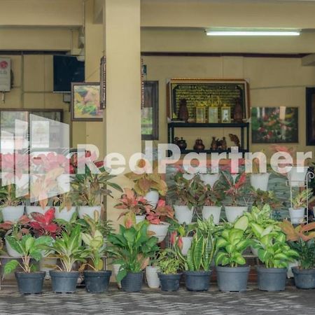 Vandhela Homestay Syariah Mitra Reddoorz Surabaya Esterno foto