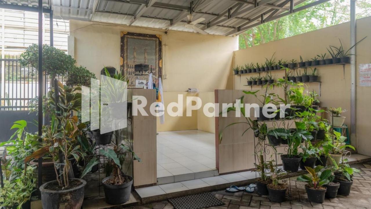 Vandhela Homestay Syariah Mitra Reddoorz Surabaya Esterno foto