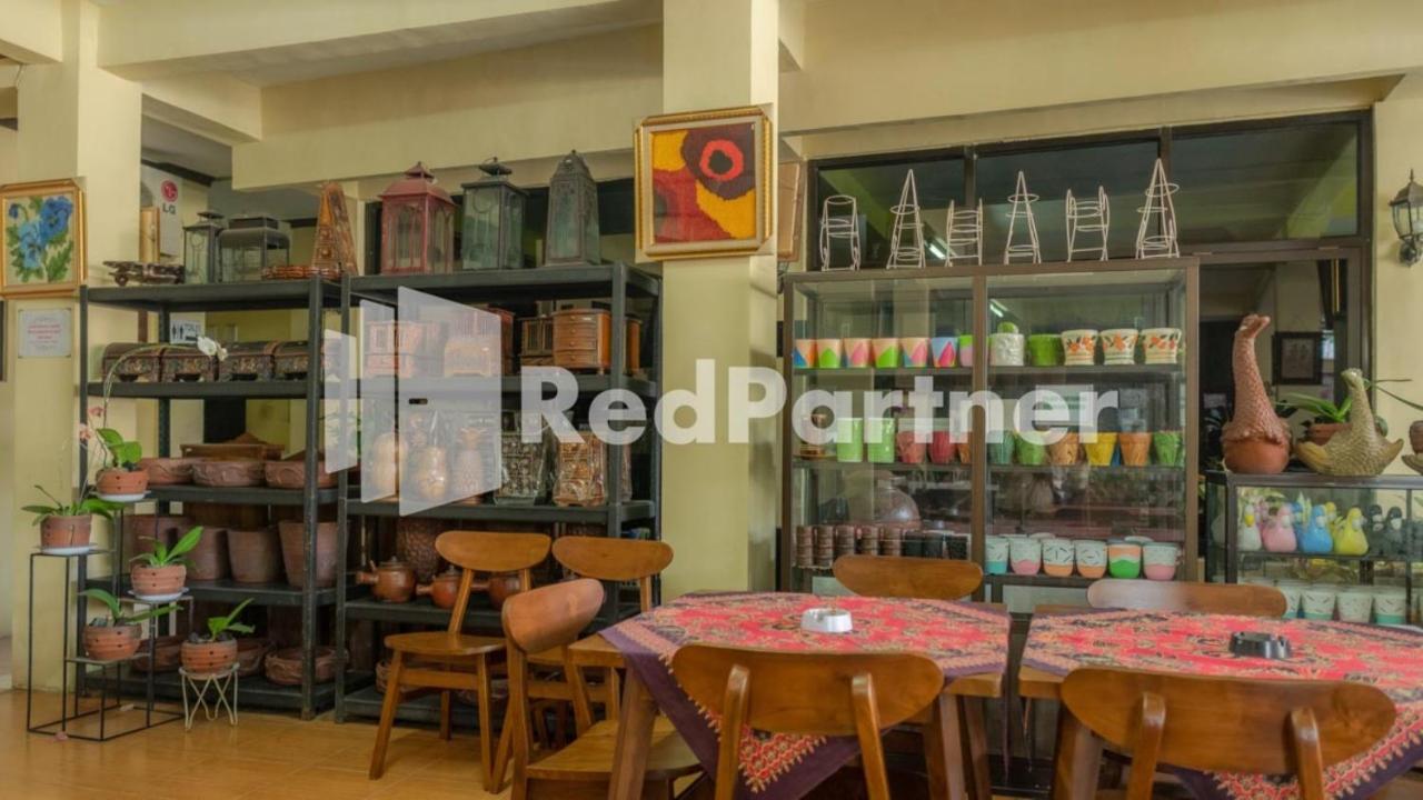 Vandhela Homestay Syariah Mitra Reddoorz Surabaya Esterno foto