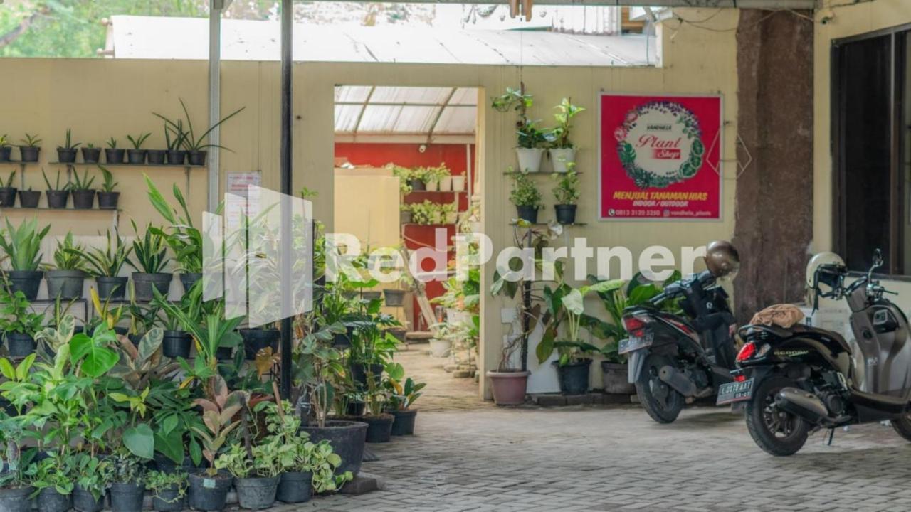 Vandhela Homestay Syariah Mitra Reddoorz Surabaya Esterno foto