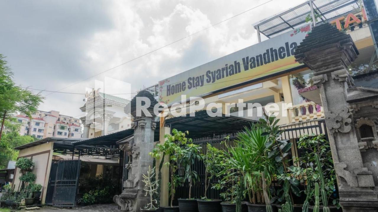 Vandhela Homestay Syariah Mitra Reddoorz Surabaya Esterno foto